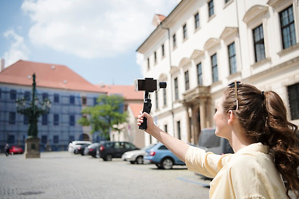 포토 JPG 주간 서양인 응시 여자 도로 여행 유럽풍경 자동차 유럽건축 거리 한명 들기 사람 상반신 20대 성인 야외 건물 뒷모습 스마트폰 조각상 촬영 방송 프라하 방송미디어 방송중 콘텐츠 성인여자한명만 크리에이터 국내포토 자연요소 외국인 직업 1 건축물 시선 유럽 길 육상교통 뷰포인트 서양건축 교통시설 모션 풍경 청년 핸드폰 스마트기기 조형물 체코 여자한명만 성인여자만 파일형식 1인미디어