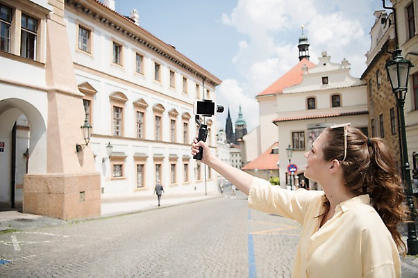 포토 JPG 주간 서양인 응시 여자 도로 여행 가로등 유럽풍경 유럽건축 거리 한명 서기 들기 사람 상반신 20대 성인 야외 건물 옆모습 스마트폰 촬영 보행로 셀프카메라 방송 프라하 방송미디어 방송중 콘텐츠 성인여자한명만 크리에이터 국내포토 자연요소 외국인 직업 1 건축물 시선 공공시설 유럽 길 뷰포인트 서양건축 교통시설 모션 풍경 청년 핸드폰 스마트기기 사진촬영 체코 여자한명만 성인여자만 파일형식 1인미디어