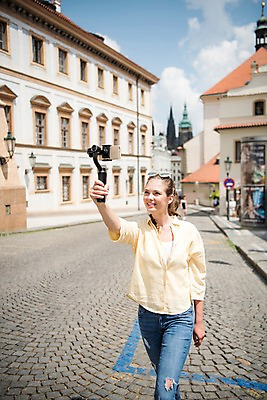 포토 JPG 주간 서양인 응시 여자 도로 여행 가로등 유럽풍경 유럽건축 거리 한명 미소 들기 사람 상반신 20대 성인 야외 건물 앞모습 스마트폰 걷기 촬영 즐거움 방송 프라하 방송미디어 방송중 콘텐츠 성인여자한명만 크리에이터 국내포토 자연요소 외국인 직업 1 건축물 시선 공공시설 감정 유럽 길 뷰포인트 서양건축 교통시설 모션 표정 풍경 청년 핸드폰 스마트기기 체코 여자한명만 성인여자만 파일형식 1인미디어
