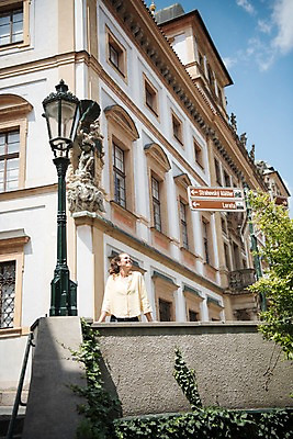 포토 JPG 주간 서양인 나무 응시 여자 여행 가로등 유럽풍경 난간 유럽건축 거리 한명 서기 미소 사람 상반신 20대 성인 야외 건물 앞모습 조각상 올려보기 표지판 담쟁이덩굴 프라하 콘텐츠 성인여자한명만 크리에이터 국내포토 자연요소 외국인 식물 직업 1 건축물 시선 공공시설 유럽 뷰포인트 서양건축 모션 알림판 표정 풍경 청년 조형물 덩굴 체코 여자한명만 성인여자만 파일형식 1인미디어