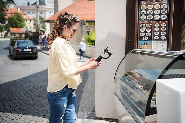 포토 JPG 주간 서양인 응시 여자 여행 유럽풍경 자동차 거리 한명 서기 미소 들기 사람 상반신 20대 성인 야외 옆모습 스마트폰 레스토랑 촬영 전시 메뉴 메뉴판 방송 프라하 방송미디어 방송중 콘텐츠 성인여자한명만 크리에이터 국내포토 자연요소 외국인 직업 1 시선 유럽 육상교통 뷰포인트 모션 표정 풍경 청년 핸드폰 스마트기기 식당 체코 여자한명만 성인여자만 파일형식 1인미디어