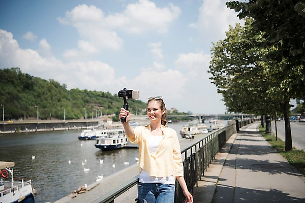 포토 JPG 주간 서양인 구름 응시 여자 유럽풍경 하늘 거리 한명 미소 들기 사람 상반신 20대 성인 야외 앞모습 스마트폰 강 걷기 촬영 보행로 유람선 즐거움 가로수 방송 프라하 방송미디어 방송중 콘텐츠 성인여자한명만 크리에이터 국내포토 자연요소 외국인 직업 1 시선 감정 유럽 길 뷰포인트 배_교통 모션 표정 풍경 청년 핸드폰 스마트기기 체코 여자한명만 성인여자만 파일형식 1인미디어