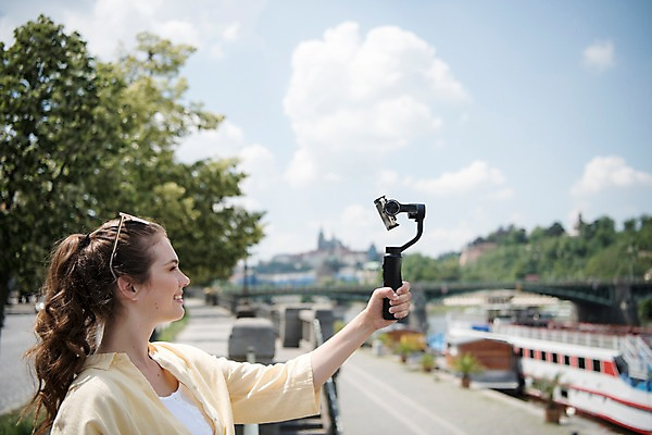 포토 JPG 주간 서양인 나무 구름 응시 여자 유럽풍경 하늘 거리 한명 서기 미소 들기 사람 상반신 20대 성인 야외 옆모습 스마트폰 강 촬영 도시 유람선 셀프카메라 즐거움 방송 프라하 방송미디어 방송중 콘텐츠 가교 성인여자한명만 크리에이터 국내포토 자연요소 외국인 식물 직업 1 건축물 시선 감정 유럽 뷰포인트 배_교통 모션 표정 풍경 청년 핸드폰 스마트기기 사진촬영 체코 여자한명만 성인여자만 파일형식 1인미디어