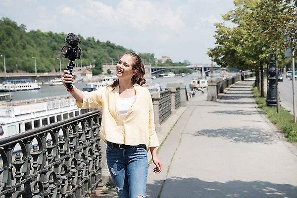 포토 JPG 주간 서양인 나무 응시 여자 유럽풍경 난간 거리 한명 미소 들기 사람 상반신 20대 성인 야외 앞모습 강 걷기 카메라 촬영 보행로 숲 유람선 마이크 즐거움 방송 프라하 방송미디어 방송중 콘텐츠 가교 성인여자한명만 크리에이터 국내포토 자연요소 외국인 식물 직업 1 건축물 시선 감정 유럽 길 뷰포인트 음향기기 배_교통 모션 표정 풍경 청년 전자제품 체코 여자한명만 성인여자만 파일형식 1인미디어