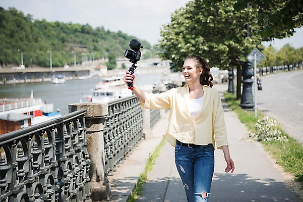 포토 JPG 주간 서양인 나무 응시 여자 도로 유럽풍경 난간 거리 한명 미소 들기 사람 상반신 20대 성인 야외 앞모습 강 걷기 카메라 촬영 보행로 숲 유람선 마이크 즐거움 방송 프라하 방송미디어 방송중 콘텐츠 성인여자한명만 크리에이터 국내포토 자연요소 외국인 식물 직업 1 시선 감정 유럽 길 뷰포인트 음향기기 배_교통 교통시설 모션 표정 풍경 청년 전자제품 체코 여자한명만 성인여자만 파일형식 1인미디어
