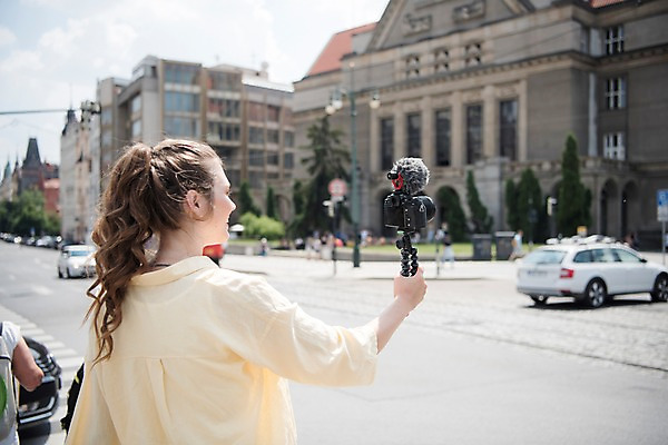포토 JPG 주간 서양인 건축물 응시 공원 여자 유럽풍경 자동차 거리 한명 서기 미소 들기 사람 상반신 20대 성인 야외 옆모습 아웃포커스 카메라 촬영 도시 마이크 방송 프라하 방송미디어 방송중 콘텐츠 성인여자한명만 크리에이터 국내포토 자연요소 외국인 직업 1 시선 공공시설 건축 유럽 육상교통 뷰포인트 음향기기 모션 촬영기법 표정 풍경 청년 전자제품 체코 여자한명만 성인여자만 파일형식 1인미디어