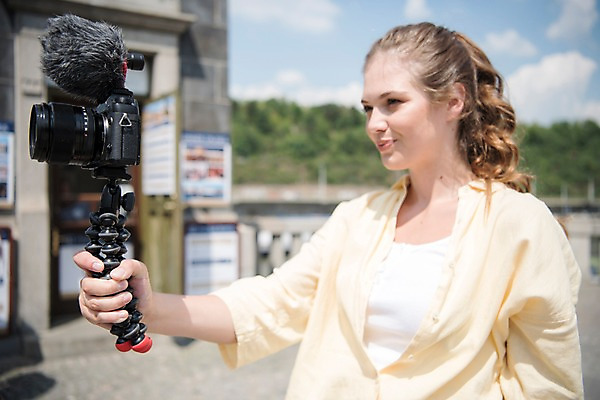 포토 JPG 주간 서양인 응시 여자 유럽풍경 거리 한명 미소 들기 사람 상반신 20대 성인 야외 옆모습 아웃포커스 관광지 카메라 촬영 마이크 방송 프라하 방송미디어 방송중 콘텐츠 성인여자한명만 크리에이터 국내포토 자연요소 외국인 직업 1 시선 유럽 뷰포인트 음향기기 여행 모션 촬영기법 표정 풍경 청년 전자제품 체코 여자한명만 성인여자만 파일형식 1인미디어