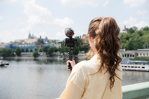 포토 JPG 주간 서양인 나무 건축물 응시 여자 유럽풍경 난간 거리 한명 들기 사람 상반신 20대 성인 야외 뒷모습 강 카메라 촬영 다리 숲 유람선 마이크 방송 프라하 방송미디어 방송중 콘텐츠 성인여자한명만 크리에이터 국내포토 자연요소 외국인 식물 직업 1 시선 건축 유럽 뷰포인트 음향기기 배_교통 모션 풍경 청년 신체부위 전자제품 체코 여자한명만 성인여자만 파일형식 1인미디어