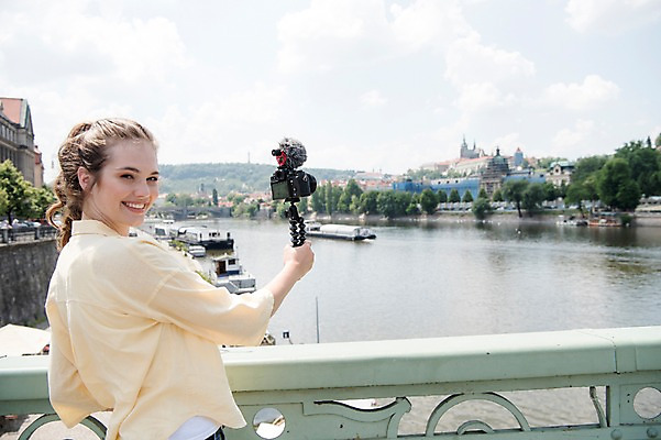 포토 JPG 주간 서양인 나무 응시 여자 유럽풍경 난간 거리 한명 서기 미소 들기 사람 상반신 20대 성인 야외 건물 옆모습 강 카메라 촬영 다리 도시 유람선 마이크 즐거움 방송 프라하 방송미디어 방송중 콘텐츠 성인여자한명만 크리에이터 국내포토 자연요소 외국인 식물 직업 1 건축물 시선 감정 유럽 뷰포인트 음향기기 배_교통 모션 표정 풍경 청년 신체부위 전자제품 체코 여자한명만 성인여자만 파일형식 1인미디어