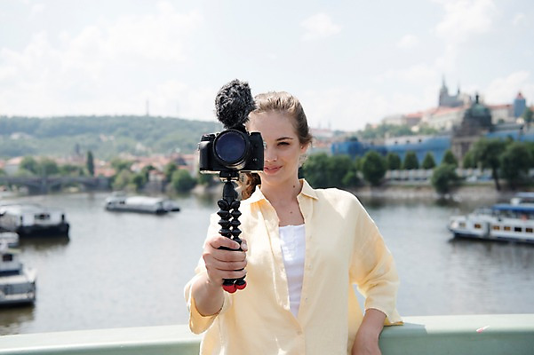 포토 JPG 주간 서양인 나무 건축물 응시 여자 유럽풍경 난간 거리 한명 서기 미소 들기 사람 상반신 20대 성인 야외 앞모습 강 카메라 촬영 기댐 다리 숲 유람선 마이크 즐거움 방송 프라하 방송미디어 방송중 콘텐츠 성인여자한명만 크리에이터 국내포토 자연요소 외국인 식물 직업 1 시선 건축 감정 유럽 뷰포인트 음향기기 배_교통 모션 표정 풍경 청년 신체부위 전자제품 체코 여자한명만 성인여자만 파일형식 1인미디어