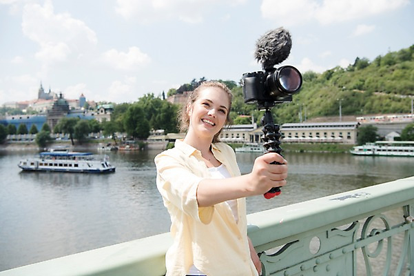 포토 JPG 주간 서양인 나무 응시 여자 유럽풍경 난간 거리 한명 서기 미소 들기 사람 상반신 20대 성인 야외 앞모습 강 카메라 촬영 기댐 다리 숲 유람선 언덕 마이크 즐거움 방송 프라하 방송미디어 방송중 콘텐츠 성인여자한명만 크리에이터 국내포토 자연요소 외국인 식물 직업 1 시선 감정 유럽 뷰포인트 음향기기 배_교통 모션 표정 풍경 청년 신체부위 전자제품 체코 여자한명만 성인여자만 파일형식 1인미디어