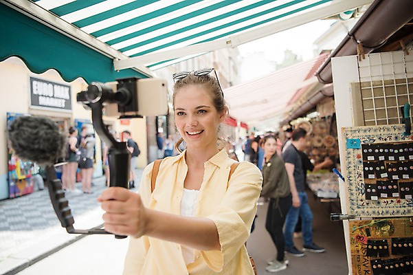 포토 JPG 주간 전신 서양인 응시 여자 남자 유럽풍경 거리 미소 들기 사람 여러명 상반신 20대 성인 야외 앞모습 옆모습 관광지 스마트폰 여행객 상점 촬영 시장 마이크 즐거움 기념품 방송 프라하 방송미디어 방송중 차양 콘텐츠 크리에이터 국내포토 자연요소 외국인 직업 시선 감정 유럽 뷰포인트 음향기기 여행 다수 모션 표정 풍경 청년 핸드폰 스마트기기 오브젝트 체코 파일형식 1인미디어