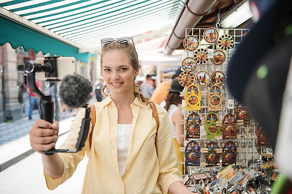 포토 JPG 주간 서양인 응시 여자 거리 한명 미소 들기 사람 상반신 20대 성인 야외 앞모습 관광지 스마트폰 여행객 상점 촬영 시장 마이크 즐거움 기념품 방송 프라하 방송미디어 방송중 차양 콘텐츠 크리에이터 국내포토 자연요소 외국인 직업 1 시선 감정 뷰포인트 음향기기 여행 모션 표정 청년 핸드폰 스마트기기 오브젝트 체코 파일형식 1인미디어