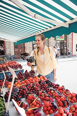 포토 JPG 주간 서양인 응시 여자 유럽풍경 딸기 거리 한명 미소 들기 사람 상반신 20대 성인 야외 앞모습 스마트폰 상점 촬영 체리 시장 마이크 복숭아 방송 프라하 과일가게 방송미디어 방송중 차양 콘텐츠 성인여자한명만 크리에이터 국내포토 자연요소 외국인 직업 1 시선 유럽 뷰포인트 음향기기 과일 모션 표정 풍경 청년 핸드폰 스마트기기 체코 여자한명만 성인여자만 파일형식 1인미디어
