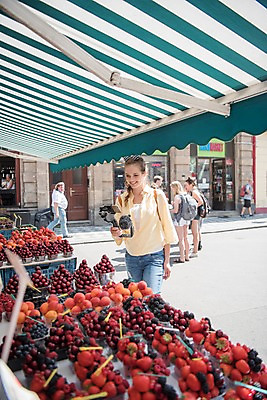 포토 JPG 주간 전신 서양인 응시 여자 남자 과일 거리 미소 들기 사람 여러명 상반신 20대 성인 야외 앞모습 옆모습 관광지 스마트폰 여행객 걷기 상점 촬영 보행자 시장 마이크 즐거움 방송 프라하 과일가게 방송미디어 방송중 차양 콘텐츠 성인만 크리에이터 국내포토 자연요소 외국인 직업 시선 감정 뷰포인트 음향기기 여행 다수 모션 표정 청년 핸드폰 스마트기기 체코 파일형식 1인미디어