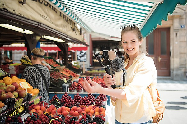 포토 JPG 주간 서양인 응시 여자 거리 안내 미소 들기 사람 상반신 20대 성인 야외 두명 옆모습 뒷모습 관광지 스마트폰 상점 촬영 체리 시장 마이크 방송 프라하 과일가게 방송미디어 방송중 차양 콘텐츠 성인만 크리에이터 국내포토 자연요소 외국인 직업 시선 뷰포인트 음향기기 여행 과일 모션 표정 청년 핸드폰 스마트기기 체코 파일형식 1인미디어