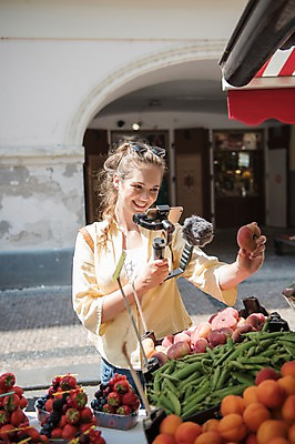 포토 JPG 주간 서양인 응시 여자 유럽풍경 딸기 거리 안내 한명 미소 들기 사람 상반신 20대 성인 야외 앞모습 스마트폰 상점 촬영 체리 시장 사과 마이크 복숭아 방송 프라하 콩깍지 방송미디어 방송중 콘텐츠 성인여자한명만 크리에이터 국내포토 자연요소 외국인 직업 1 시선 유럽 뷰포인트 음향기기 과일 모션 콩 표정 풍경 청년 핸드폰 스마트기기 체코 여자한명만 성인여자만 파일형식 1인미디어