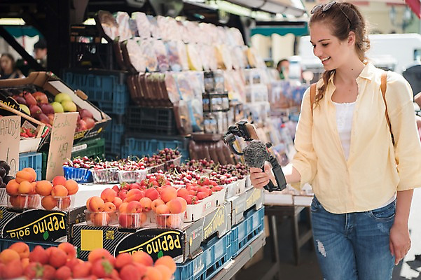 포토 JPG 주간 서양인 응시 여자 과일 유럽풍경 거리 안내 한명 미소 들기 사람 상반신 20대 성인 야외 앞모습 관광지 스마트폰 상점 촬영 시장 마이크 기념품 방송 프라하 과일가게 방송미디어 방송중 콘텐츠 성인여자한명만 인터넷방송 크리에이터 국내포토 자연요소 외국인 직업 1 시선 유럽 뷰포인트 음향기기 여행 모션 표정 풍경 청년 핸드폰 스마트기기 오브젝트 체코 여자한명만 성인여자만 파일형식 1인미디어