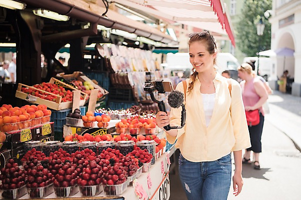 포토 JPG 주간 전신 서양인 응시 여자 과일 유럽풍경 거리 미소 들기 사람 여러명 상반신 20대 성인 야외 앞모습 옆모습 스마트폰 여행객 상점 촬영 보행자 시장 구경 마이크 즐거움 방송 프라하 과일가게 방송미디어 방송중 차양 콘텐츠 성인만 크리에이터 국내포토 자연요소 외국인 직업 시선 감정 유럽 뷰포인트 음향기기 다수 모션 표정 풍경 청년 핸드폰 스마트기기 체코 파일형식 1인미디어