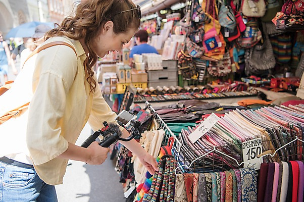 포토 JPG 주간 서양인 응시 여자 여행 가방 거리 안내 한명 미소 들기 사람 상반신 20대 성인 야외 옆모습 관광지 스마트폰 여행객 상점 촬영 스카프 시장 마이크 기념품 방송 프라하 방송미디어 방송중 콘텐츠 성인여자한명만 크리에이터 국내포토 자연요소 외국인 직업 1 시선 잡화 뷰포인트 음향기기 모션 표정 청년 핸드폰 스마트기기 목도리 오브젝트 체코 여자한명만 성인여자만 파일형식 1인미디어