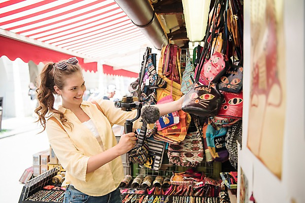 포토 JPG 주간 서양인 응시 여자 여행 가방 거리 안내 한명 미소 들기 사람 상반신 20대 성인 야외 옆모습 관광지 스마트폰 상점 촬영 시장 마이크 기념품 방송 프라하 방송미디어 방송중 차양 콘텐츠 크리에이터 국내포토 자연요소 외국인 직업 1 시선 잡화 뷰포인트 음향기기 모션 표정 청년 핸드폰 스마트기기 오브젝트 체코 파일형식 1인미디어
