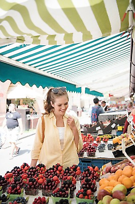 포토 JPG 주간 서양인 응시 여자 여행 오렌지 딸기 거리 미소 사람 여러명 상반신 20대 성인 야외 앞모습 관광지 여행객 상점 도시 체리 시장 사과 프라하 과일가게 윈도우쇼핑 차양 콘텐츠 크리에이터 국내포토 자연요소 외국인 직업 시선 뷰포인트 다수 과일 표정 청년 쇼핑 체코 파일형식 1인미디어