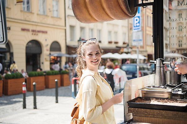 포토 JPG 주간 서양인 응시 여자 유럽풍경 거리 한명 미소 사람 상반신 20대 성인 야외 옆모습 아웃포커스 관광지 여행객 상점 즐거움 프라하 길거리음식 윈도우쇼핑 콘텐츠 성인여자한명만 크리에이터 국내포토 자연요소 외국인 직업 1 시선 감정 유럽 음식 뷰포인트 여행 촬영기법 표정 풍경 청년 쇼핑 체코 여자한명만 성인여자만 파일형식 1인미디어
