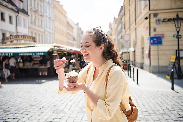포토 JPG 주간 서양인 응시 여자 유럽풍경 거리 한명 미소 사람 상반신 20대 성인 야외 옆모습 관광지 여행객 상점 도시 먹기 즐거움 프라하 생크림케이크 윈도우쇼핑 콘텐츠 성인여자한명만 크리에이터 국내포토 자연요소 외국인 직업 1 시선 감정 유럽 뷰포인트 여행 모션 표정 풍경 청년 쇼핑 케이크 체코 여자한명만 성인여자만 파일형식 1인미디어