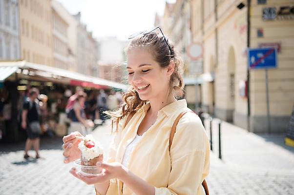 포토 JPG 주간 서양인 응시 여자 여행 유럽풍경 거리 한명 미소 사람 상반신 20대 성인 야외 건물 옆모습 아웃포커스 관광지 선글라스 여행객 상점 즐거움 프라하 생크림케이크 윈도우쇼핑 콘텐츠 성인여자한명만 크리에이터 국내포토 자연요소 외국인 직업 1 건축물 시선 감정 유럽 안경 뷰포인트 촬영기법 표정 풍경 청년 쇼핑 케이크 체코 여자한명만 성인여자만 파일형식 1인미디어