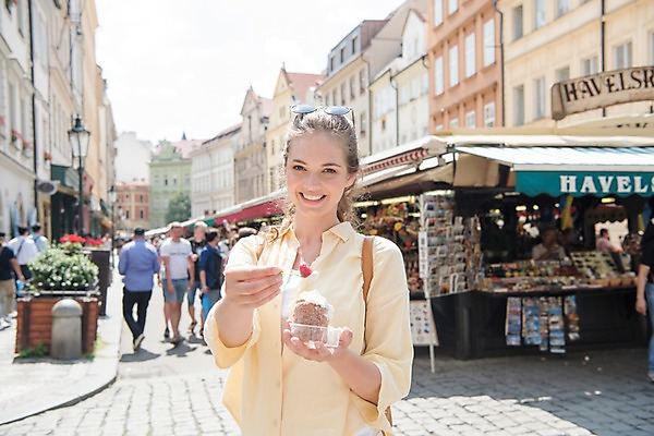 포토 JPG 주간 서양인 응시 여자 남자 유럽풍경 유럽건축 거리 서기 미소 사람 여러명 상반신 20대 성인 야외 건물 앞모습 관광지 여행객 상점 즐거움 기념품 프라하 생크림케이크 윈도우쇼핑 콘텐츠 크리에이터 국내포토 자연요소 외국인 직업 건축물 시선 감정 유럽 뷰포인트 여행 다수 서양건축 모션 표정 풍경 청년 쇼핑 케이크 오브젝트 체코 파일형식 1인미디어