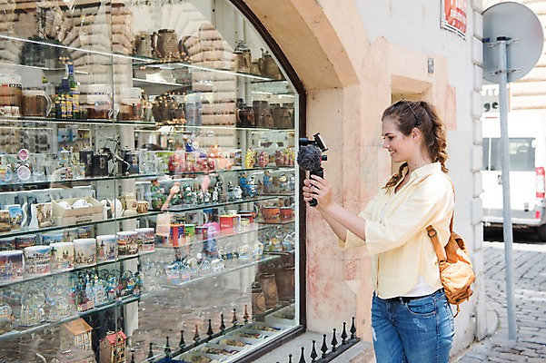 포토 JPG 주간 서양인 응시 여자 한명 미소 들기 사람 상반신 20대 성인 야외 옆모습 관광지 스마트폰 상점 촬영 전시 표지판 상품 마이크 진열장 기념품 방송 프라하 방송미디어 방송중 콘텐츠 성인여자한명만 크리에이터 국내포토 자연요소 외국인 직업 1 시선 뷰포인트 음향기기 여행 모션 알림판 표정 청년 핸드폰 스마트기기 오브젝트 체코 여자한명만 성인여자만 파일형식 1인미디어