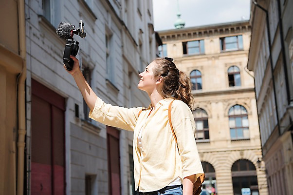 포토 JPG 주간 서양인 응시 여자 유럽풍경 유럽건축 거리 한명 서기 미소 들기 사람 상반신 20대 성인 야외 건물 옆모습 스마트폰 촬영 도시 마이크 방송 프라하 방송미디어 방송중 콘텐츠 성인여자한명만 크리에이터 국내포토 자연요소 외국인 직업 1 건축물 시선 유럽 뷰포인트 음향기기 서양건축 모션 표정 풍경 청년 핸드폰 스마트기기 체코 여자한명만 성인여자만 파일형식 1인미디어