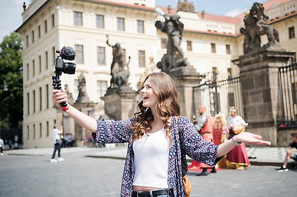 포토 JPG 주간 전신 서양인 응시 여자 남자 고건축 유럽풍경 거리 안내 서기 미소 들기 사람 앉기 손짓 여러명 상반신 20대 성인 야외 앞모습 옆모습 관광지 동상 여행객 카메라 촬영 마이크 즐거움 방송 프라하 성문 방송미디어 방송중 콘텐츠 크리에이터 국내포토 자연요소 외국인 직업 건축물 시선 감정 유럽 뷰포인트 음향기기 여행 다수 모션 표정 풍경 청년 전자제품 성 체코 파일형식 1인미디어