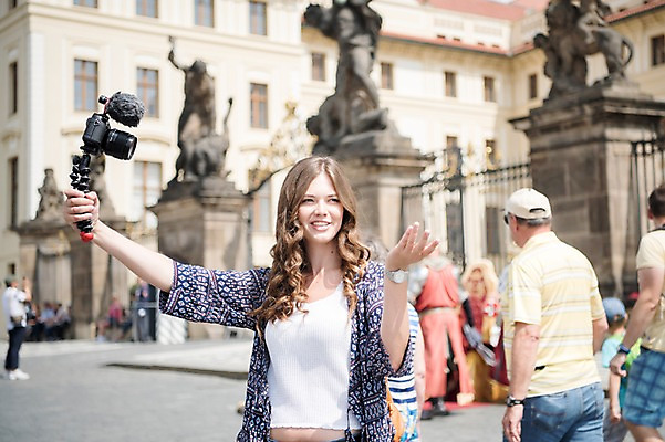 포토 JPG 주간 전신 서양인 응시 여자 남자 유럽풍경 거리 안내 서기 들기 사람 손짓 여러명 상반신 20대 성인 야외 앞모습 뒷모습 관광지 동상 여행객 카메라 촬영 마이크 방송 프라하 방송미디어 방송중 콘텐츠 크리에이터 국내포토 자연요소 외국인 직업 시선 유럽 뷰포인트 음향기기 여행 다수 모션 풍경 청년 전자제품 체코 파일형식 1인미디어