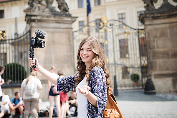 포토 JPG 주간 전신 서양인 응시 여자 남자 가방 거리 안내 서기 미소 들기 사람 앉기 손짓 여러명 상반신 20대 성인 야외 앞모습 옆모습 뒷모습 관광지 동상 여행객 카메라 촬영 마이크 즐거움 방송 프라하 성문 방송미디어 방송중 콘텐츠 크리에이터 국내포토 자연요소 외국인 직업 시선 잡화 감정 뷰포인트 음향기기 여행 다수 모션 표정 청년 전자제품 조형물 성 체코 기념물 파일형식 1인미디어