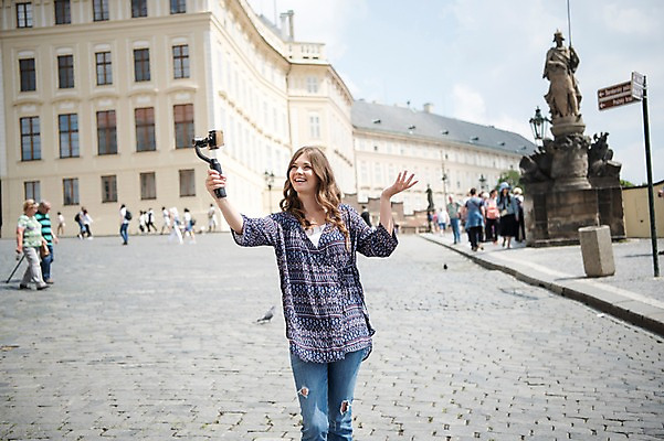 포토 JPG 주간 전신 서양인 응시 여자 노년 남자 유럽풍경 거리 안내 미소 들기 사람 손짓 여러명 상반신 20대 성인 야외 앞모습 옆모습 관광지 스마트폰 동상 여행객 걷기 촬영 표지판 보행자 즐거움 방송 프라하 방송미디어 방송중 콘텐츠 크리에이터 국내포토 자연요소 외국인 직업 시선 감정 유럽 뷰포인트 여행 다수 모션 알림판 표정 풍경 청년 핸드폰 스마트기기 조형물 체코 기념물 파일형식 1인미디어