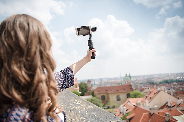 포토 JPG 주간 서양인 구름 응시 여자 유럽풍경 하늘 지붕 거리 주택 한명 들기 사람 상반신 20대 성인 야외 뒷모습 스마트폰 촬영 도시 방송 프라하 방송미디어 방송중 콘텐츠 성인여자한명만 크리에이터 국내포토 자연요소 외국인 직업 1 시선 유럽 뷰포인트 모션 풍경 청년 건물 핸드폰 스마트기기 체코 여자한명만 성인여자만 파일형식 1인미디어