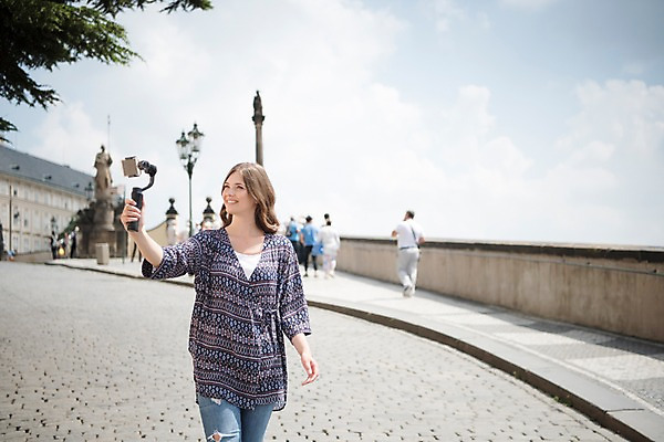 포토 JPG 주간 서양인 나무 응시 여자 가로등 유럽풍경 유럽건축 거리 한명 미소 들기 사람 상반신 20대 성인 야외 앞모습 스마트폰 담장 동상 걷기 촬영 도시 즐거움 방송 프라하 방송미디어 방송중 콘텐츠 성인여자한명만 크리에이터 국내포토 자연요소 외국인 식물 직업 1 시선 공공시설 감정 유럽 뷰포인트 서양건축 모션 표정 풍경 청년 핸드폰 스마트기기 조형물 체코 기념물 여자한명만 성인여자만 파일형식 1인미디어