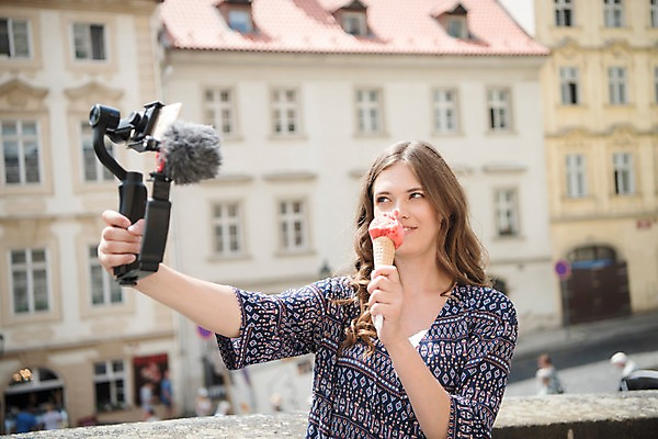 포토 JPG 주간 서양인 응시 여자 건축 유럽풍경 거리 한명 들기 사람 상반신 20대 성인 야외 건물 앞모습 스마트폰 촬영 도시 마이크 방송 프라하 콘아이스크림 방송미디어 방송중 콘텐츠 성인여자한명만 크리에이터 국내포토 자연요소 외국인 직업 1 건축물 시선 유럽 뷰포인트 음향기기 모션 아이스크림 풍경 청년 핸드폰 스마트기기 체코 여자한명만 성인여자만 파일형식 1인미디어