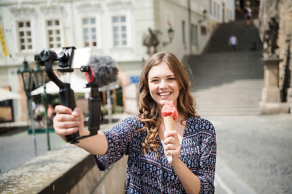 포토 JPG 주간 서양인 응시 여자 가로등 유럽풍경 거리 한명 미소 들기 사람 상반신 20대 성인 야외 앞모습 스마트폰 동상 계단 촬영 도시 먹기 마이크 방송 프라하 콘아이스크림 방송미디어 방송중 콘텐츠 성인여자한명만 크리에이터 국내포토 자연요소 외국인 직업 1 시선 공공시설 유럽 뷰포인트 음향기기 모션 아이스크림 표정 풍경 청년 핸드폰 스마트기기 조형물 체코 기념물 여자한명만 성인여자만 파일형식 1인미디어