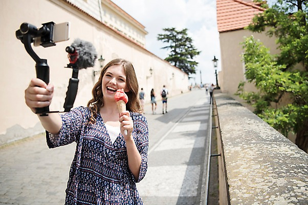 포토 JPG 주간 서양인 나무 응시 여자 가로등 유럽풍경 거리 주택 한명 미소 들기 사람 상반신 20대 성인 야외 앞모습 스마트폰 여행객 촬영 먹기 마이크 방송 프라하 콘아이스크림 방송미디어 방송중 콘텐츠 성인여자한명만 크리에이터 국내포토 자연요소 외국인 식물 직업 1 시선 공공시설 유럽 뷰포인트 음향기기 모션 아이스크림 표정 풍경 청년 건물 핸드폰 스마트기기 체코 여자한명만 성인여자만 파일형식 1인미디어
