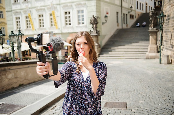 포토 JPG 주간 서양인 응시 여자 가로등 유럽풍경 거리 한명 들기 사람 상반신 20대 성인 야외 건물 앞모습 스마트폰 동상 계단 촬영 도시 먹기 마이크 방송 프라하 콘아이스크림 방송미디어 방송중 콘텐츠 성인여자한명만 크리에이터 국내포토 자연요소 외국인 직업 1 건축물 시선 공공시설 유럽 뷰포인트 음향기기 모션 아이스크림 풍경 청년 핸드폰 스마트기기 조형물 체코 기념물 여자한명만 성인여자만 파일형식 1인미디어