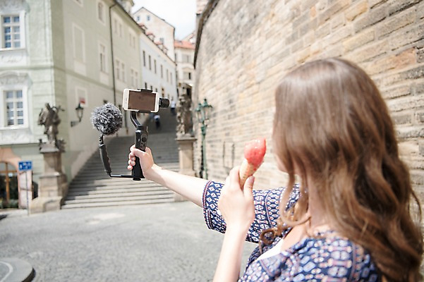 포토 JPG 주간 서양인 응시 여자 건축 유럽풍경 거리 한명 들기 사람 상반신 20대 성인 야외 건물 옆모습 스마트폰 담장 계단 촬영 도시 먹기 마이크 방송 프라하 콘아이스크림 방송미디어 방송중 콘텐츠 성인여자한명만 크리에이터 국내포토 자연요소 외국인 직업 1 건축물 시선 유럽 뷰포인트 음향기기 모션 아이스크림 풍경 청년 핸드폰 스마트기기 체코 여자한명만 성인여자만 파일형식 1인미디어