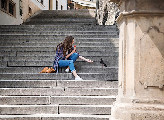 포토 JPG 주간 전신 서양인 한마리 여자 건축 여행 가방 유럽풍경 거리 한명 미소 사람 앉기 20대 성인 야외 건물 앞모습 담장 계단 먹이 먹기 손내밀기 비둘기 프라하 콘아이스크림 콘텐츠 성인여자한명만 크리에이터 국내포토 자연요소 외국인 직업 1 건축물 잡화 유럽 뷰포인트 모션 조류 아이스크림 표정 풍경 손짓 청년 체코 여자한명만 성인여자만 파일형식 1인미디어