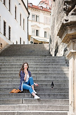 포토 JPG 주간 전신 서양인 한마리 응시 여자 건축 여행 유럽풍경 거리 한명 미소 사람 앉기 20대 성인 야외 건물 앞모습 담장 계단 도시 먹기 비둘기 프라하 콘아이스크림 콘텐츠 성인여자한명만 크리에이터 국내포토 자연요소 외국인 직업 1 건축물 시선 유럽 뷰포인트 모션 조류 아이스크림 표정 풍경 청년 체코 여자한명만 성인여자만 파일형식 1인미디어