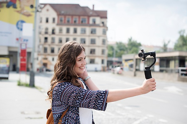 포토 JPG 주간 서양인 응시 여자 건축 도로 유럽풍경 거리 간판 한명 서기 미소 들기 사람 상반신 20대 성인 야외 건물 옆모습 스마트폰 촬영 도시 셀프카메라 즐거움 방송 프라하 방송미디어 방송중 콘텐츠 성인여자한명만 크리에이터 국내포토 자연요소 외국인 직업 1 건축물 시선 감정 유럽 길 뷰포인트 교통시설 모션 표정 풍경 청년 핸드폰 스마트기기 사진촬영 체코 여자한명만 성인여자만 파일형식 1인미디어