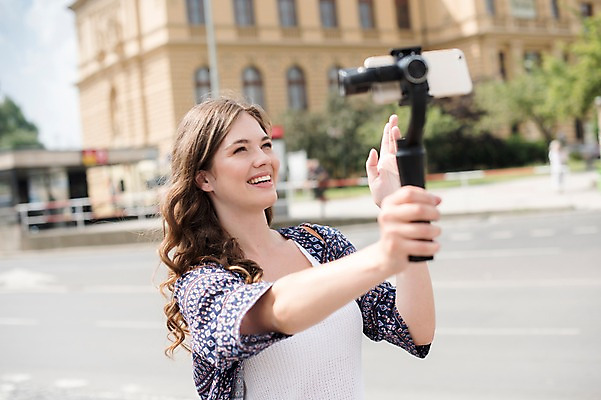 포토 JPG 주간 서양인 응시 여자 건축 유럽풍경 거리 안내 한명 미소 들기 사람 손짓 상반신 20대 성인 야외 건물 옆모습 아웃포커스 스마트폰 촬영 도시 즐거움 방송 프라하 방송미디어 방송중 콘텐츠 성인여자한명만 크리에이터 국내포토 자연요소 외국인 직업 1 건축물 시선 감정 유럽 뷰포인트 모션 촬영기법 표정 풍경 청년 핸드폰 스마트기기 체코 여자한명만 성인여자만 파일형식 1인미디어