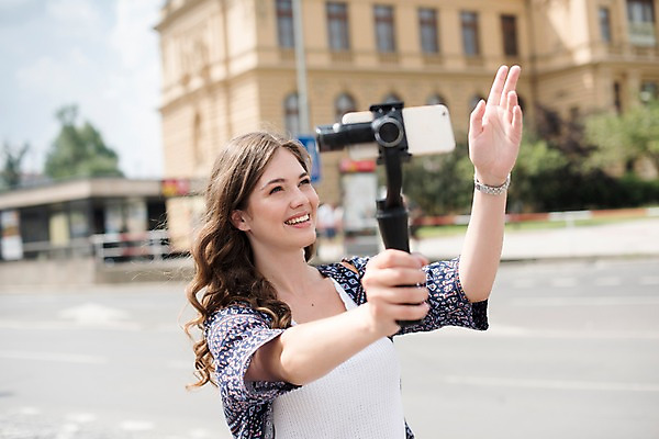 포토 JPG 주간 서양인 응시 여자 도로 유럽풍경 거리 안내 한명 미소 들기 사람 손짓 상반신 20대 성인 야외 건물 옆모습 스마트폰 촬영 즐거움 방송 프라하 방송미디어 방송중 콘텐츠 성인여자한명만 크리에이터 국내포토 자연요소 외국인 직업 1 건축물 시선 감정 유럽 길 뷰포인트 교통시설 모션 표정 풍경 청년 핸드폰 스마트기기 체코 여자한명만 성인여자만 파일형식 1인미디어