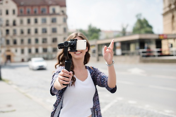 포토 JPG 주간 서양인 여자 건축 유럽풍경 자동차 거리 한명 들기 사람 손짓 상반신 20대 성인 야외 앞모습 아웃포커스 스마트폰 촬영 도시 방송 프라하 방송미디어 방송중 콘텐츠 성인여자한명만 크리에이터 국내포토 자연요소 외국인 직업 1 유럽 육상교통 뷰포인트 모션 촬영기법 풍경 청년 핸드폰 스마트기기 체코 여자한명만 성인여자만 파일형식 1인미디어