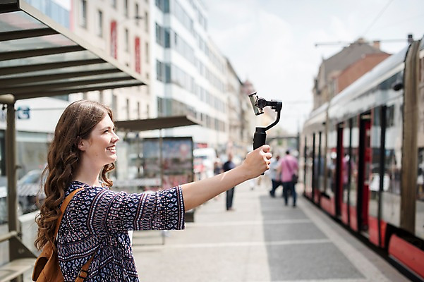 포토 JPG 주간 서양인 응시 여자 유럽풍경 거리 한명 서기 미소 들기 사람 상반신 20대 성인 야외 건물 옆모습 스마트폰 촬영 도시 역 셀프카메라 즐거움 전차 방송 프라하 방송미디어 방송중 콘텐츠 성인여자한명만 크리에이터 국내포토 자연요소 외국인 직업 1 건축물 시선 감정 유럽 육상교통 뷰포인트 교통시설 모션 대중교통 표정 풍경 청년 핸드폰 스마트기기 사진촬영 체코 여자한명만 성인여자만 파일형식 1인미디어